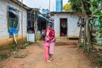 Cristiane Ramos, 34 anos, com a filha Ingrid, 6, na sua casa no distrito de Engenheiro Marsilac, zona sul de São Paulo.