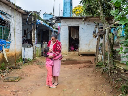 Cristiane Ramos, 34 anos, com a filha Ingrid, 6, na sua casa no distrito de Engenheiro Marsilac, zona sul de São Paulo.