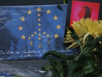 Una bandera que combina el símbolo de la paz con la bandera europea en uno de los homenajes a las víctimas de Bruselas.