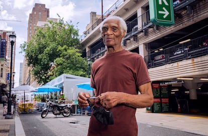 Joe Ligon, solto depois de 68 anos atrás das grades, na quarta-feira em uma rua de Filadélfia.