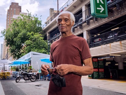 Joe Ligon, solto depois de 68 anos atrás das grades, na quarta-feira em uma rua de Filadélfia.