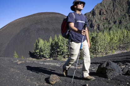 ¿Tenerife sin pisar la playa? ¿Por qué no? Hay más de 1.500 kilómetros de senderos y un gran evento caminero, el Tenerife Walking Festival: cinco días (del 29 de marzo al 2 de abril de 2016) recorriendo con guías expertos diversos enclaves naturales, desde los bosques de laurisilva de Anaga hasta el pelado y estratosférico pico volcánico del Teide. En la foto, un senderista en las Arenas, cerca de Arafo (Tenerife). Información: www.tenerifewalkingfestival.com.