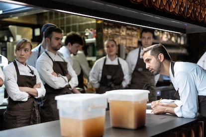 Reunión de equipo, con David Gil, responsable de creatividad, apoyado en la barra; y Lucía Ferre, jefa de cocina, enfrente.