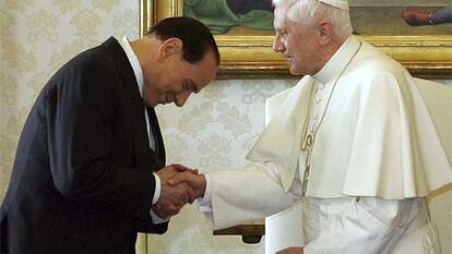 Silvio Berlusconi saluda al papa Benedicto XVI durante una recepción en el Vaticano en noviembre pasado.