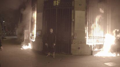 Piotr Pavlenski, frente a la sucursal del Banco de Francia que incendi&oacute;.