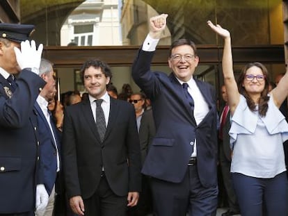 El nou president valencià, Ximo Puig, entre Francesc Colomer i Mónica Oltra.