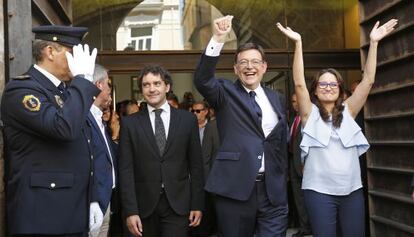 El nou president valencià, Ximo Puig, entre Francesc Colomer i Mónica Oltra.