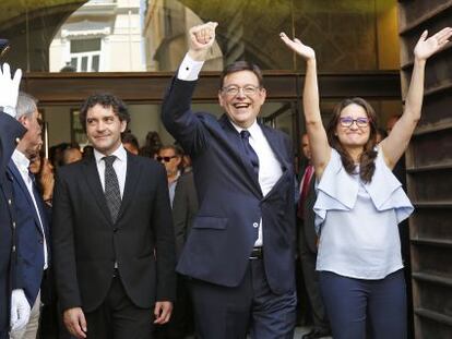 El nou president valencià, Ximo Puig, entre Francesc Colomer i Mónica Oltra.