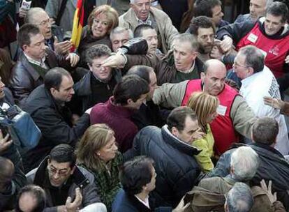 Barrios y De la Cruz (arriba a la izquierda, junto a la bandera) increpan a Bono en la marcha de la AVT.