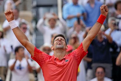 Djokovic alza los brazos tras vencer a Ruud.