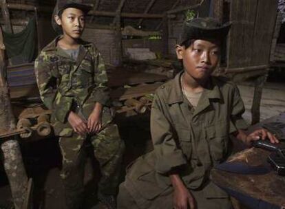 Dos niños de la guerrilla karen observan una ceremonia por los caídos en la lucha contra el Gobierno.