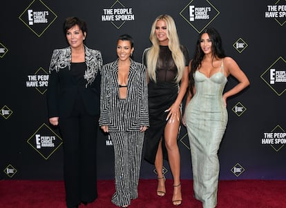 De izquierda a derecha, Kris Jenner, Kourtney, Khloé y Kim Kardashian, el 10 de noviembre de 2019, en los premios People's Choice en Santa Mónica (California).