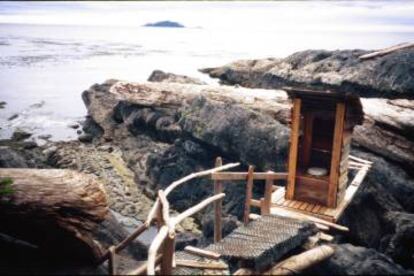 Retrete en la costa de Haida Gwaii, en Columbia Británica (Canadá).