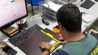 Un agente de la Guardia Civil de Almería, en una imagen de archivo.