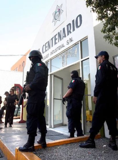 Policías estatales patrullan el martes en Tijuana.