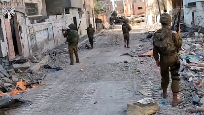 Tropas israelíes patrullan en el interior de la Franja, este jueves. 