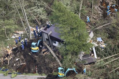 Personal de rescate trabajan buscando a personas desaparecidas entre los escombros de una vivienda en la ciudad de Atsuma, en la isla de Hokkaido (Japón), el 6 de septiembre de 2018.