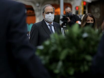 El president Quim Torra (centro) y la potavoz Mertixell Budó, durante la ofrenda de la Diada en Barcelona