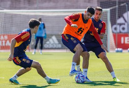 Álvaro Morata y Eric García, durante el entrenamiento de este martes en la Ciudad del Fútbol de Las Rozas.