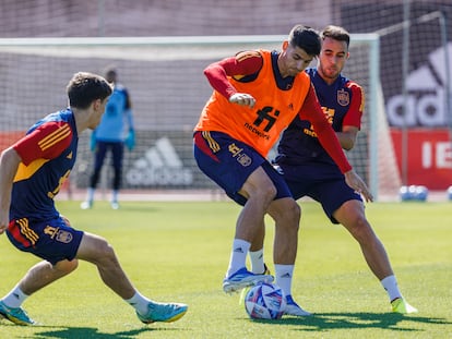 Álvaro Morata y Eric García, durante el entrenamiento de este martes en la Ciudad del Fútbol de Las Rozas.