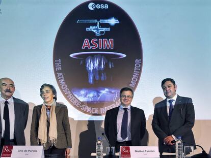 V&iacute;ctor Reglero, Lina de Parolis, Matteo Tacconi y Ram&oacute;n Garc&iacute;a, con el logotipo del observatorio detr&aacute;s. 