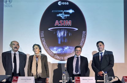 V&iacute;ctor Reglero, Lina de Parolis, Matteo Tacconi y Ram&oacute;n Garc&iacute;a, con el logotipo del observatorio detr&aacute;s. 