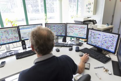 Punto de control de la central geotérmica de Ribeira Grande. El tránsito de la energía se monitoriza desde las entrañas de la roca hasta su llegada a la superficie.