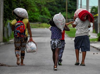 Un grupo de cubanos se trasladaba a una zona segura en La Habana, este lunes.