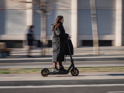 Una usuaria de patinete eléctrico, la semana pasada en Barcelona.