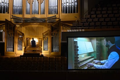 Benjamin Alard (en directo y en la pantalla donde pueden seguirse de cerca sus movimientos) toca en el órgano de la Sala Sinfónica del Auditorio Nacional todas las piezas con pedal obligado de la tercera parte de la 'Clavier-Übung' de Bach.
