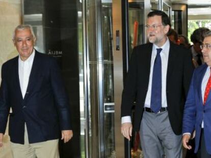 Arenas, Rajoy y Zoido, antes de la junta directiva nacional.