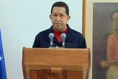 El presidente venezolano, Hugo Chávez, da un discurso en televisión para anunciar que tiene cáncer.