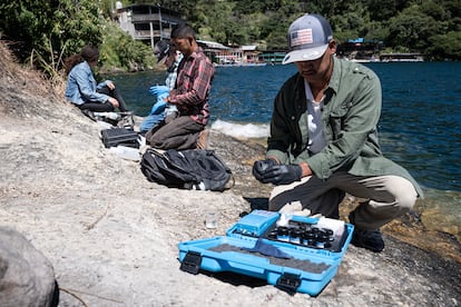 Alex Donanzón García se prepara para realizar la prueba de arsénico en la laguna Ayarza el 29 de octubre de 2024.