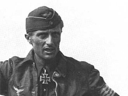 El as de la aviación de combate alemana Johannes Steinhoff, antes del accidente que sufrió a bordo de un reactor Me-262 en 1945.