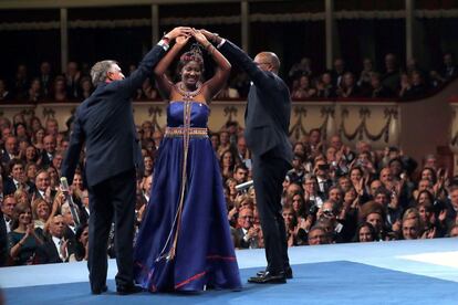 El Presidente de la Fundación Amref Salud África, Álvaro Rengifo Abbad (i), la activista keniata, Nice Nailantei Leng´ete y el director general de AMREG Health Africa, el doctor Githinji Gitahi, tras recibir el Premio Princesa de Asturias de Cooperación Internacional.