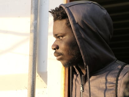 Un hombre rescatado de una patera a la deriva en el Mediterráneo por las organizaciones Médicos sin Fronteras y SOS Mediterranee, a bordo del barco de salvamento Ocean Viking el 23 de diciembre de 2019.