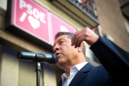  Emiliano García-Page, durante sus declaraciones a la prensa este sábado en Madrid. 