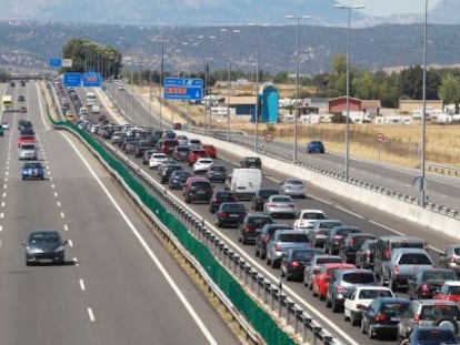 Atasco en Madrid en el kil&oacute;metro 25 de la A-1 en direccion Burgos durante la operacion salida del puente de agosto.