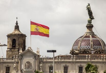 La bandera española ondea en el edificio de Capitanía de Barcelona.