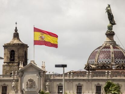 La bandera española ondea en el edificio de Capitanía de Barcelona.