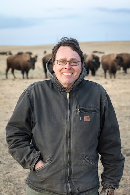 El escritor y periodista Charless Mann, frente a una manada de bisontes en la Nación de los Pies Negros, cerca de Browning, Montana (Estados Unidos).