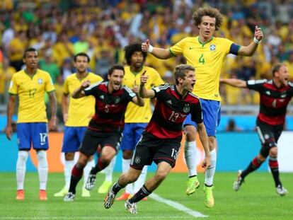 Müller celebra el primer gol de Alemania en el estadio Mineirao.