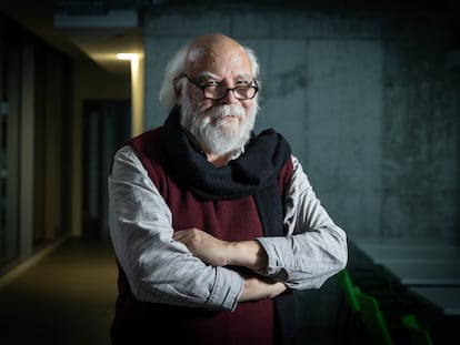 Juan Sasturain en las oficina de Editorial Santillana, en Buenos Aires, Argentina, el 1 de julio de 2025.
