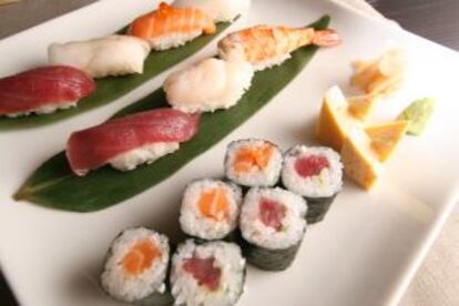 Un plato de sushi.