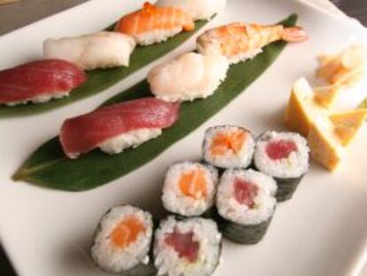 Un plato de sushi.