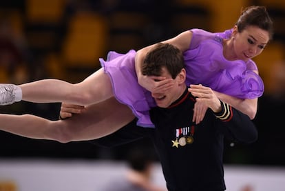 Los patinadores canadienses Elisabeth Paradis y Francois-Xacier Ouellette durante una sesión de entrenamiento de los Campeonatos Mundiales de Patinaje Artístico celebrados en Boston.