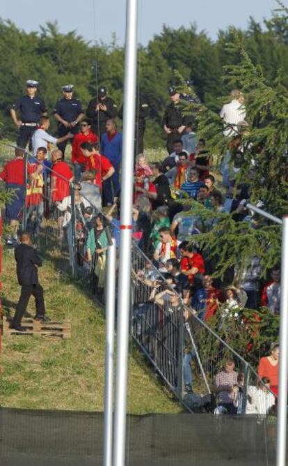 Aficionados intentan entrar en el entrenamiento.