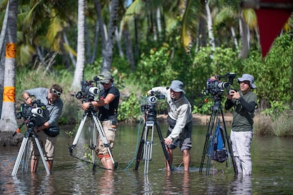 Parte del equipo técnico de 'El conquistador', grabando en plena naturaleza dominicana.