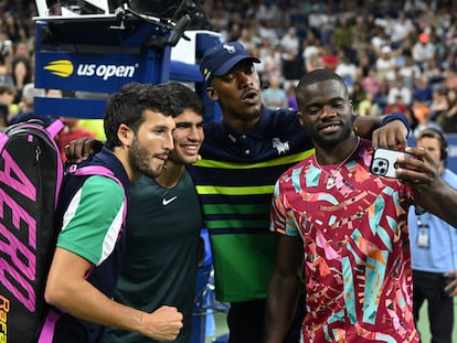 Carlos Alcaraz (second from left), surrounded by Colombian singer Sebastián Yatra (left), pro basketball player Jimmy Butler (center) and American tennis player Frances Tiafoe (right) at an exhibition match in New York.