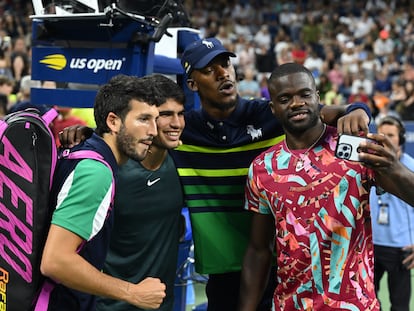 Alcaraz, rodeado por Sebastián Yatra, Jimmy Butler y Frances Tiafoe, en una exhibición en Nueva York.